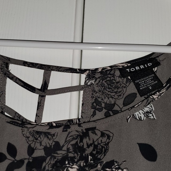 Torrid Size 2 Grey Lattice back shirt - Picture 3 of 4